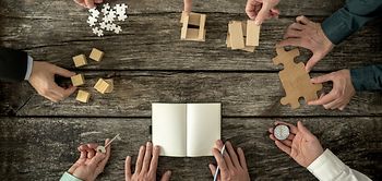 Zusammen puzzlen am Tisch