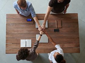 Zusammenarbeit - Fistbump - New Work