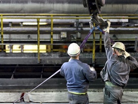 Zwei Arbeiter bei Wartungsarbeiten in U-Bahnschacht