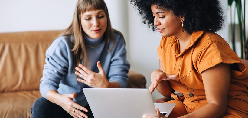 zwei Frauen die diskutieren