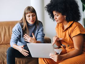 zwei Frauen die diskutieren