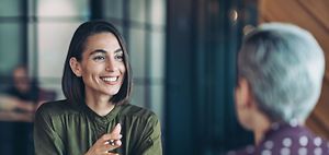 zwei Frauen reden im Büro