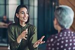 zwei Frauen reden im Büro