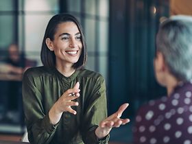 zwei Frauen reden im Büro
