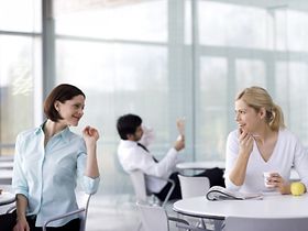 Zwei Frauen unterhalten sich in Kantine