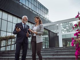 Zwei Geschäftsleute, jung und alt