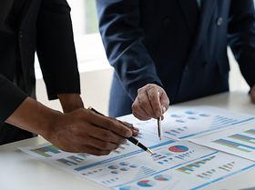 Zwei Männer arbeiten an Bilanz