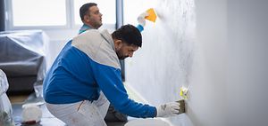 zwei Männer bei Malerarbeiten