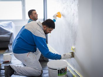 zwei Männer bei Malerarbeiten