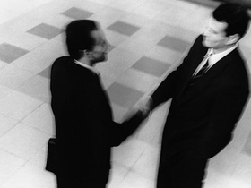 Zwei Männer beim Handschlag