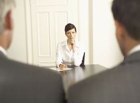 Zwei Männer eine Frau am Tisch