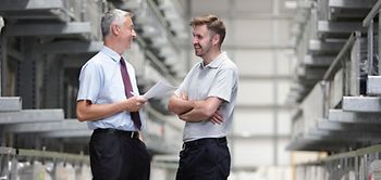 Zwei Männer im Gespräch