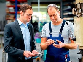 Zwei Männer in der Produktion (1)