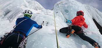 Zwei Männer klettern eine gefährliche Eisscholle hoch