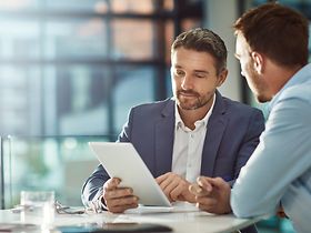 Zwei Männer schauen auf Tablet