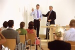 Zwei Männer stehen im Seminar vor Teilnehmern
