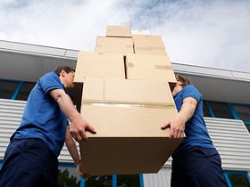 Zwei Männer tragen Pakete