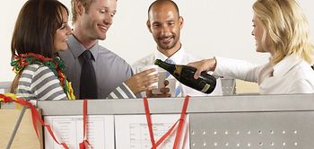 Zwei Männer, zwei Frauen, Büro, Sektflasche, Plastikbecher