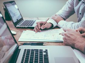 Zwei Mitarbeiter arbeiten einen Plan aus