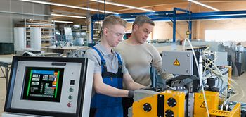 Zwei Mitarbeiter in der Produktion