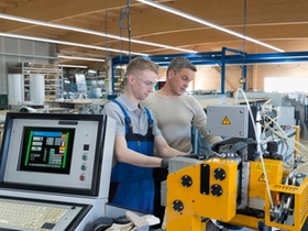 Zwei Mitarbeiter in der Produktion