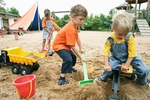 Drei Kinder im Sandkasten Drei Kinder im Sandkasten