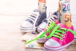 Kinderschuhe gefüllt mit Geld  Kinderschuhe gefüllt mit Geld